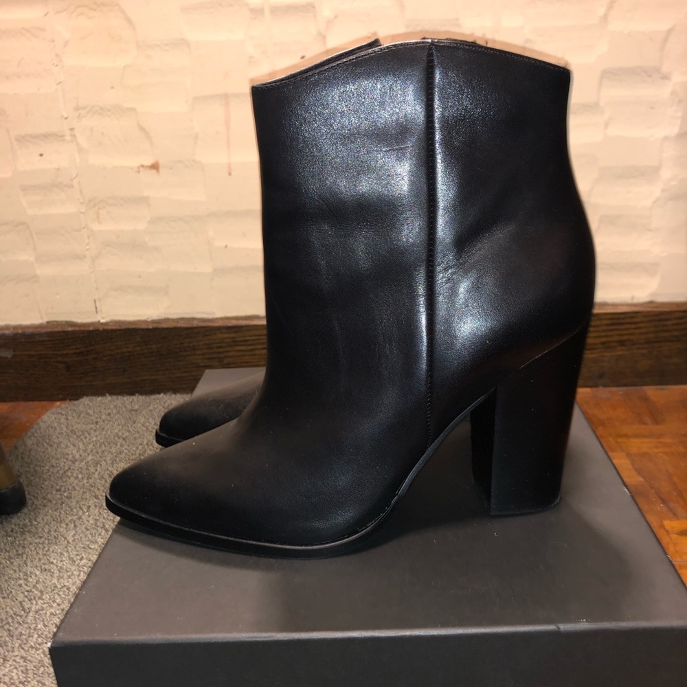 Halogen Bergen Size 8 booties